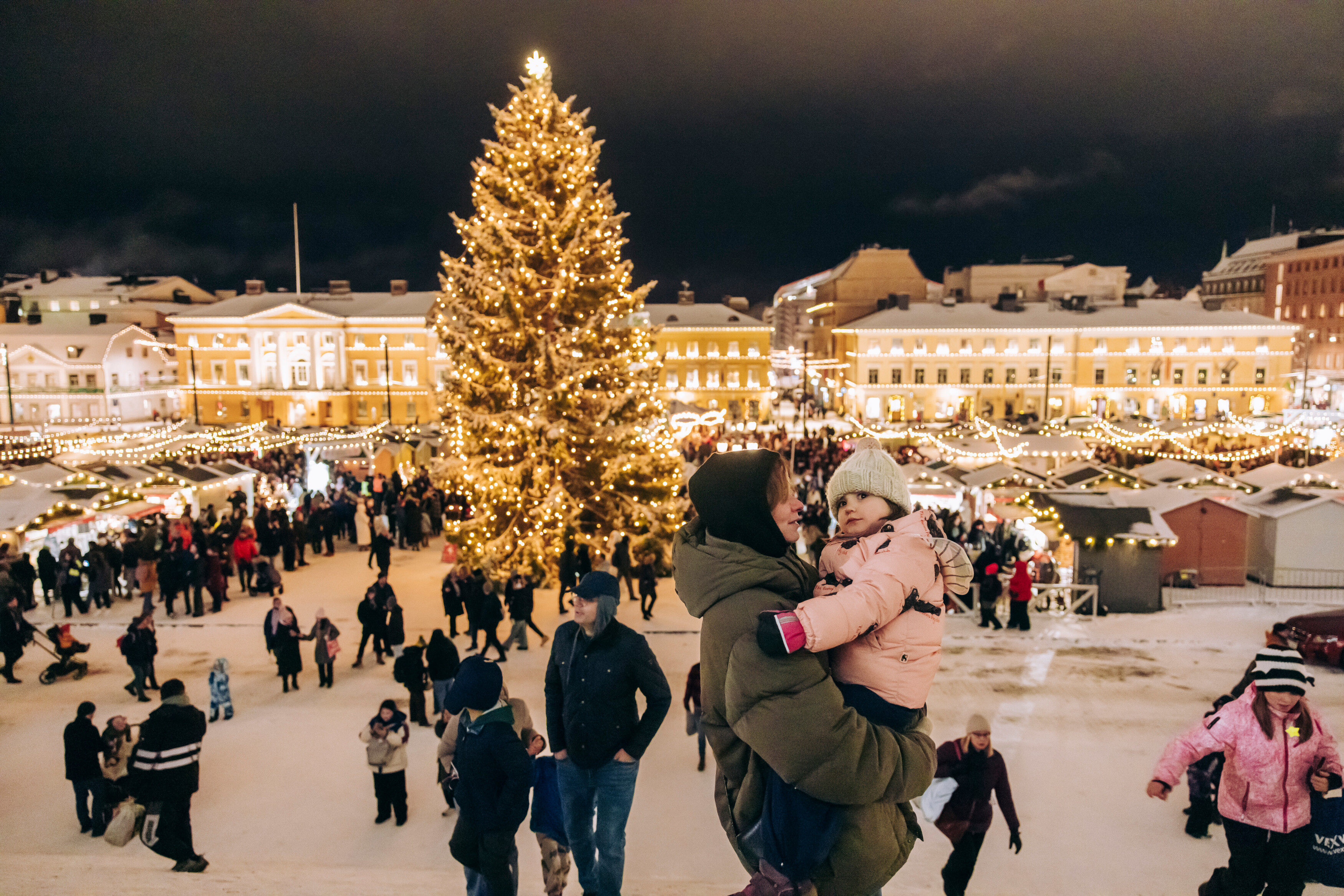 family life in finland and helsinki, Christmas spirit throughout December at the Helsinki Christmas Market (Tuomaan markkinat) in Senate Square with family in finland